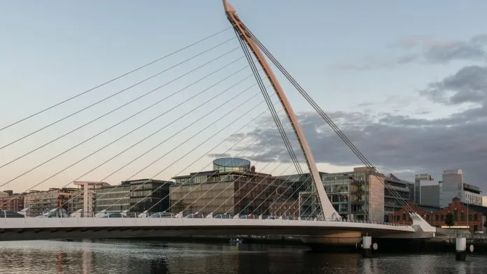 d4-samuel-beckett-bridge Samuel Beckett Bridge, a harp-shaped cable-stayed bridge over the River Liffey in Dublin